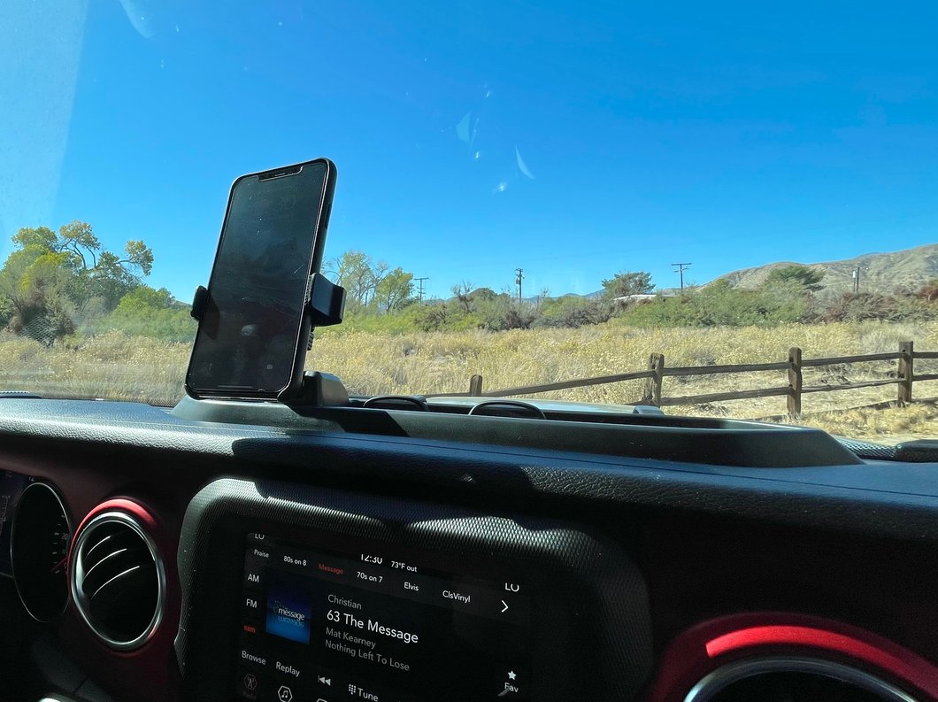 RedRock Dash Mounted Phone Holder with Storage Compartment (18-23 Jeep Wrangler JL)