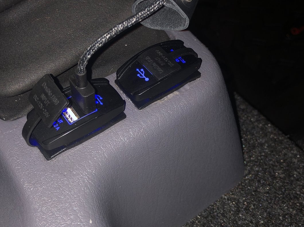 RedRock Dual USB 4.2 AMP Fast-Charger Rocker Switch (97-25 Jeep Wrangler TJ, JK & JL)