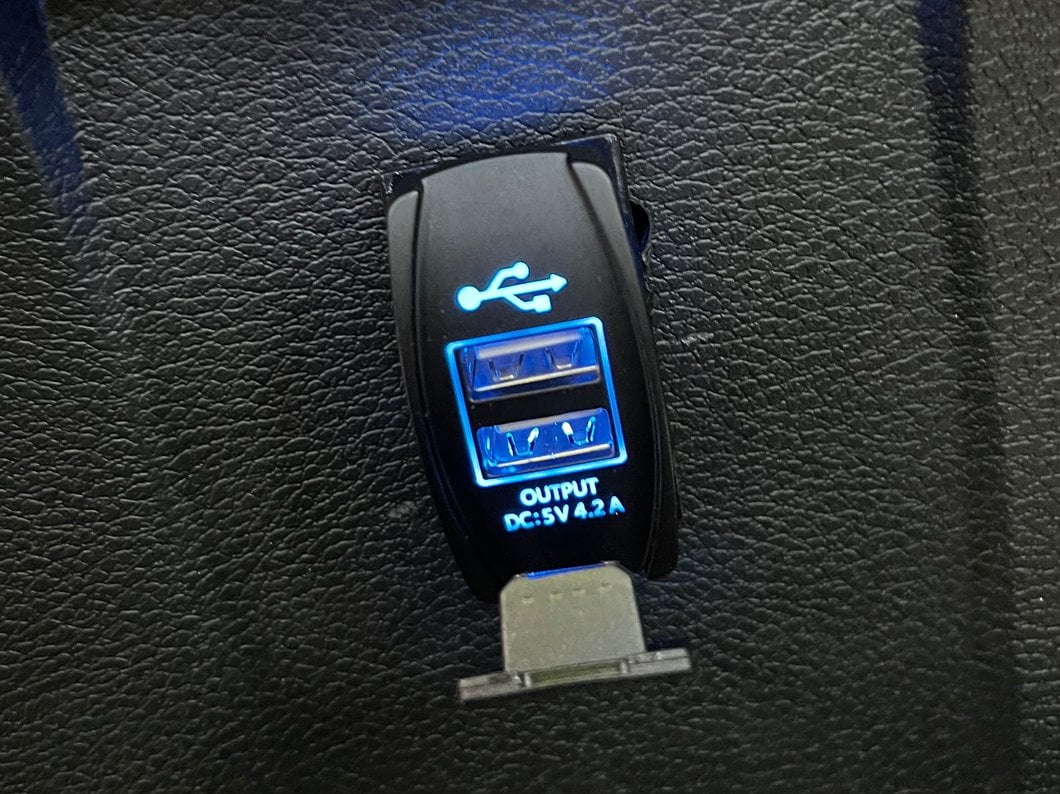 RedRock Dual USB 4.2 AMP Fast-Charger Rocker Switch (20-25 Jeep Gladiator JT)
