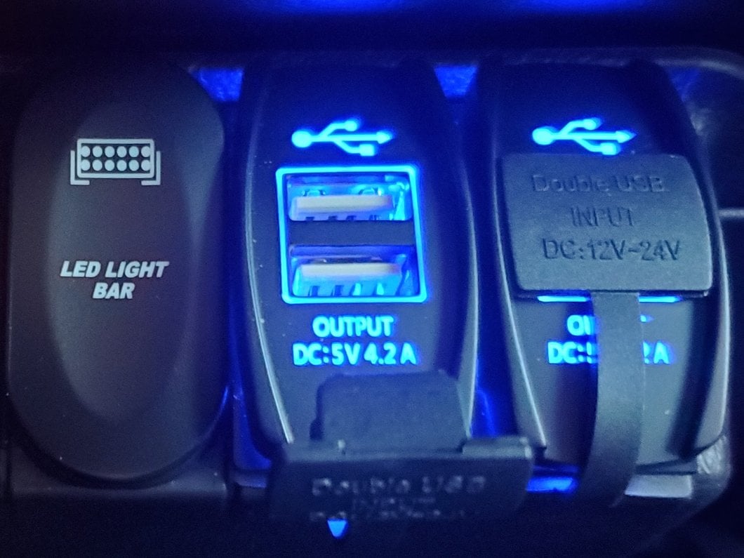 RedRock Dual USB 4.2 AMP Fast-Charger Rocker Switch (97-25 Jeep Wrangler TJ, JK & JL)