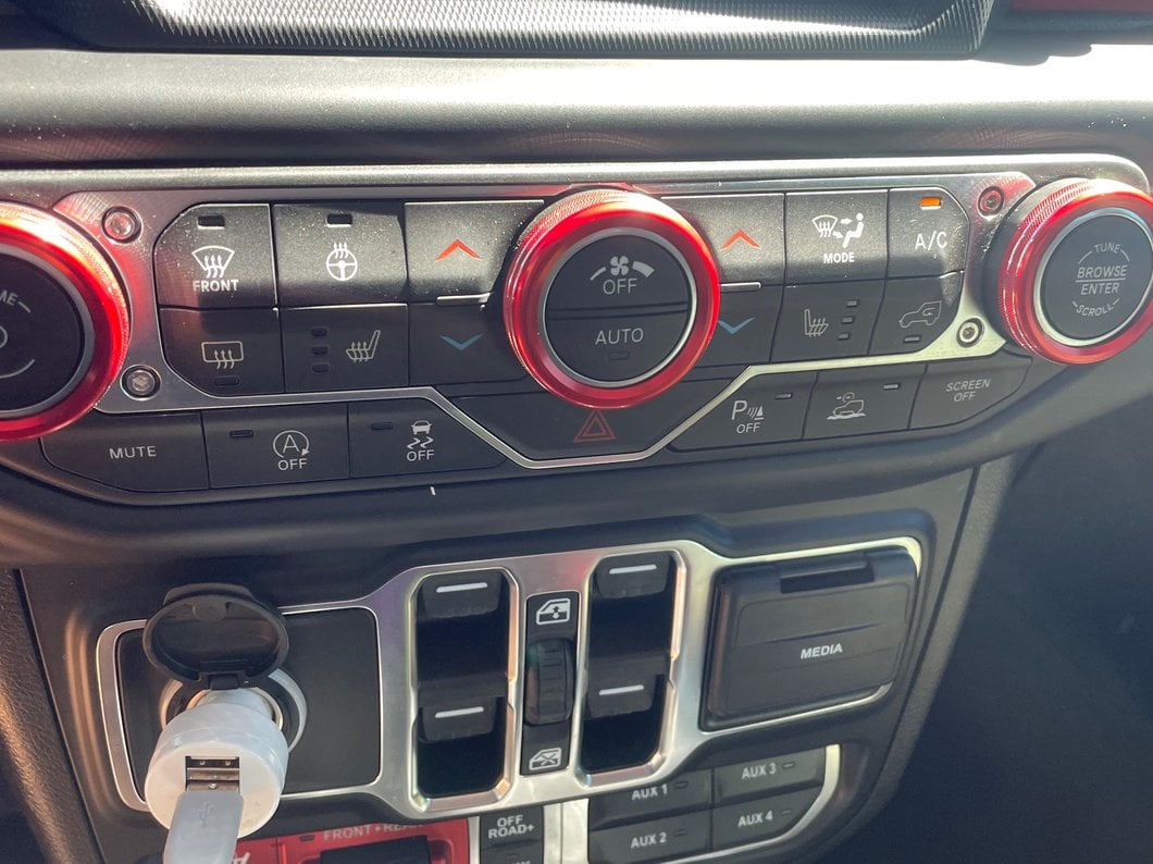 RedRock Billet Aluminum HVAC and Radio Control Knob Trim Ring Set; Red (20-25 Jeep Gladiator JT)