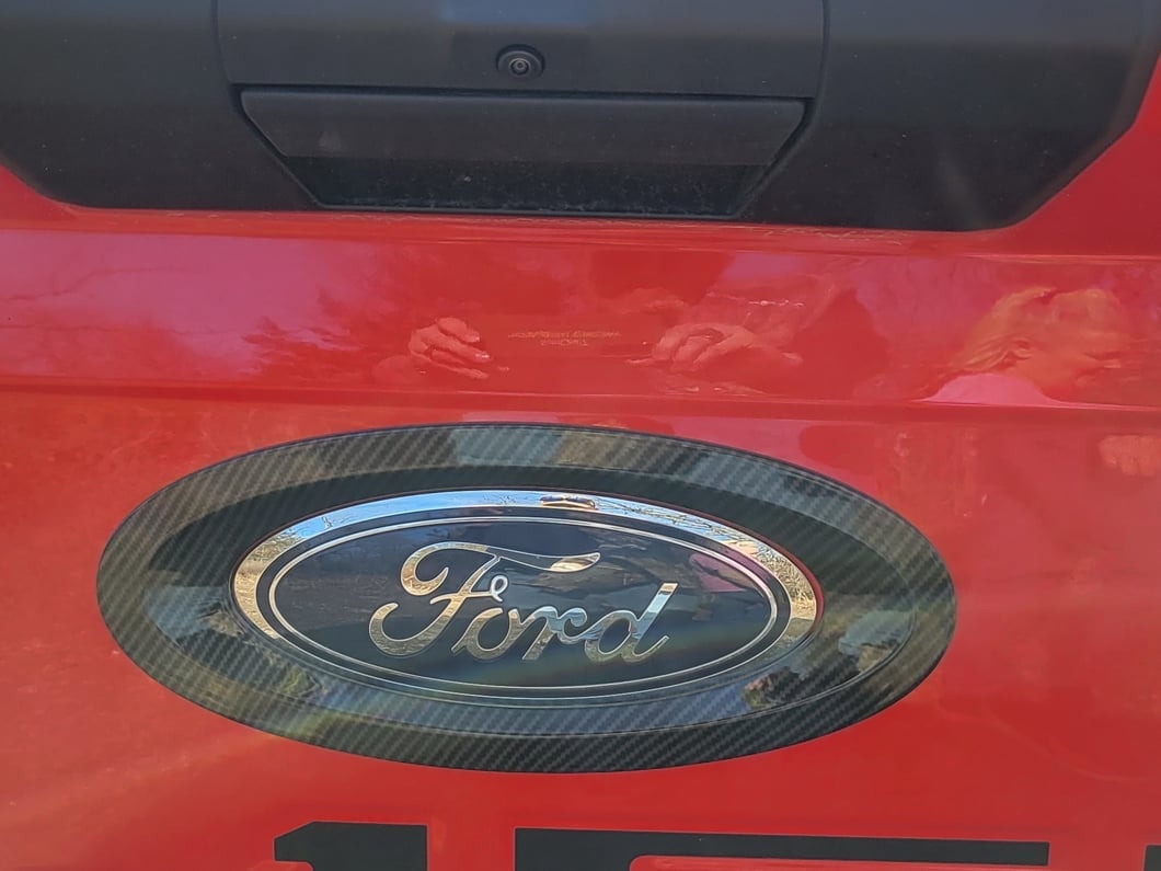 RedRock Tailgate Emblem Trim; Carbon Fiber (21-25 F-150)