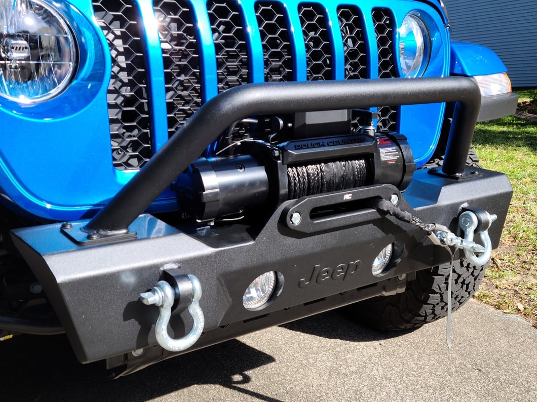 Jeep Licensed by RedRock Stubby Front Winch Bumper with Jeep Logo (20-25 Jeep Gladiator JT)