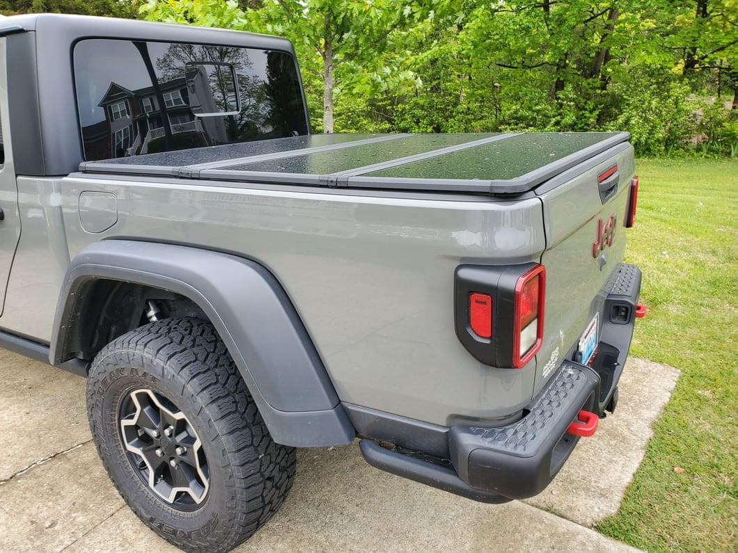 RedRock Hard Tri-Fold Tonneau Cover (20-25 Jeep Gladiator JT)