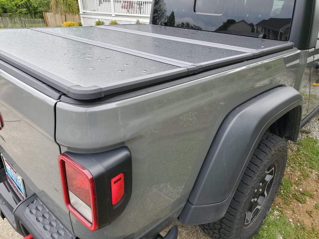 RedRock Hard Tri-Fold Tonneau Cover (20-25 Jeep Gladiator JT)