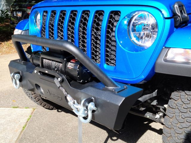 Jeep Licensed by RedRock Stubby Front Winch Bumper with Jeep Logo (20-25 Jeep Gladiator JT)