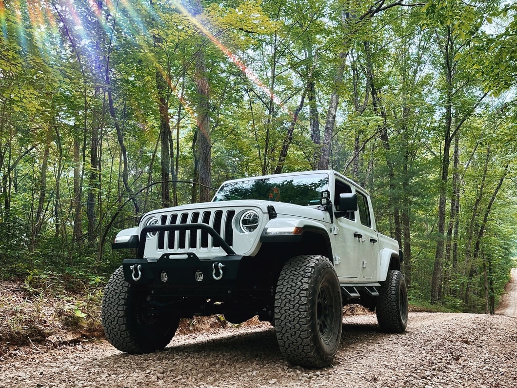 Jeep Licensed by RedRock Stubby Front Winch Bumper with Jeep Logo (20-25 Jeep Gladiator JT)