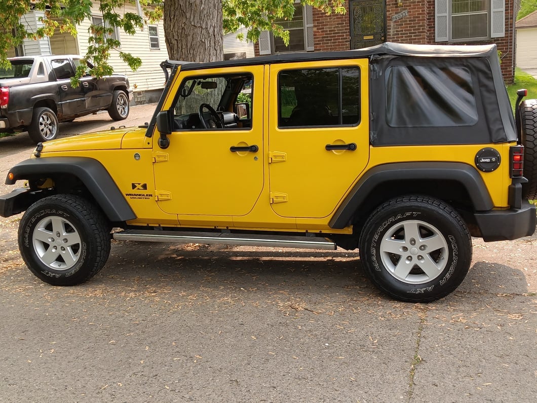 Jeep Licensed by RedRock Locking Fuel Door with Printed Jeep Logo (07-18 Jeep Wrangler JK)