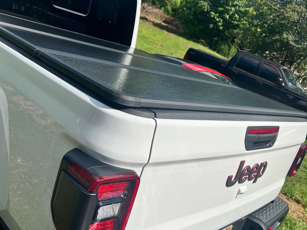 RedRock Hard Tri-Fold Tonneau Cover (20-25 Jeep Gladiator JT)