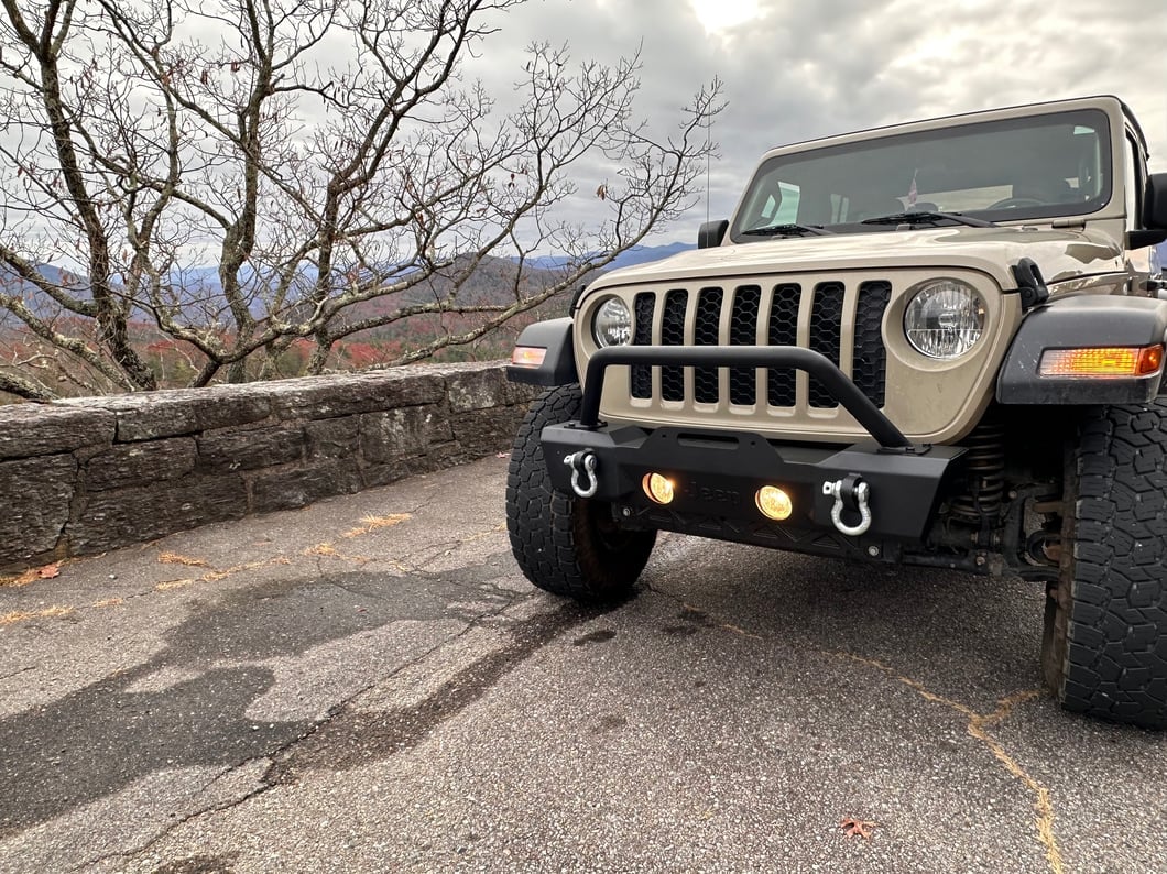 Jeep Licensed by RedRock Stubby Front Winch Bumper with Jeep Logo (20-25 Jeep Gladiator JT)