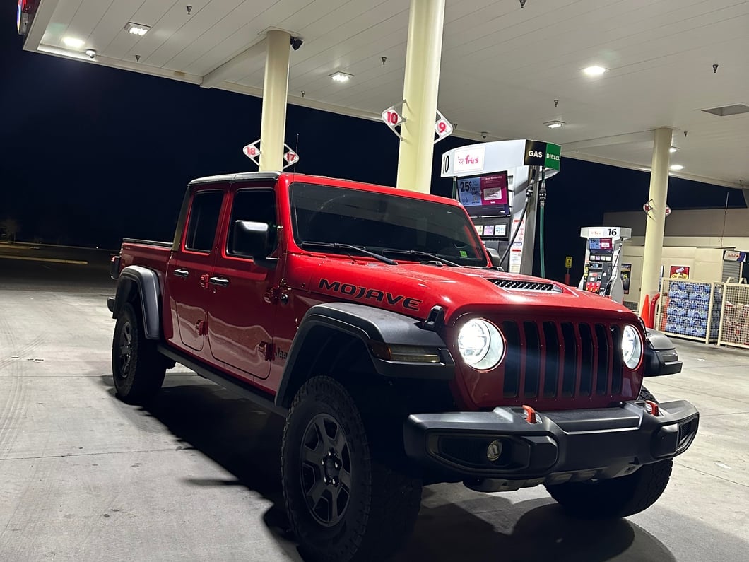 RedRock Hard Tri-Fold Tonneau Cover (20-25 Jeep Gladiator JT)