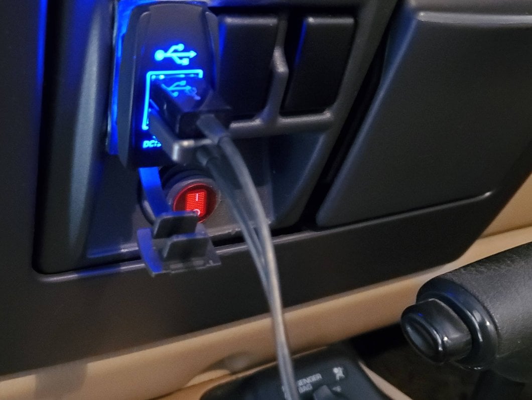 RedRock Dual USB 4.2 AMP Fast-Charger Rocker Switch (97-25 Jeep Wrangler TJ, JK & JL)