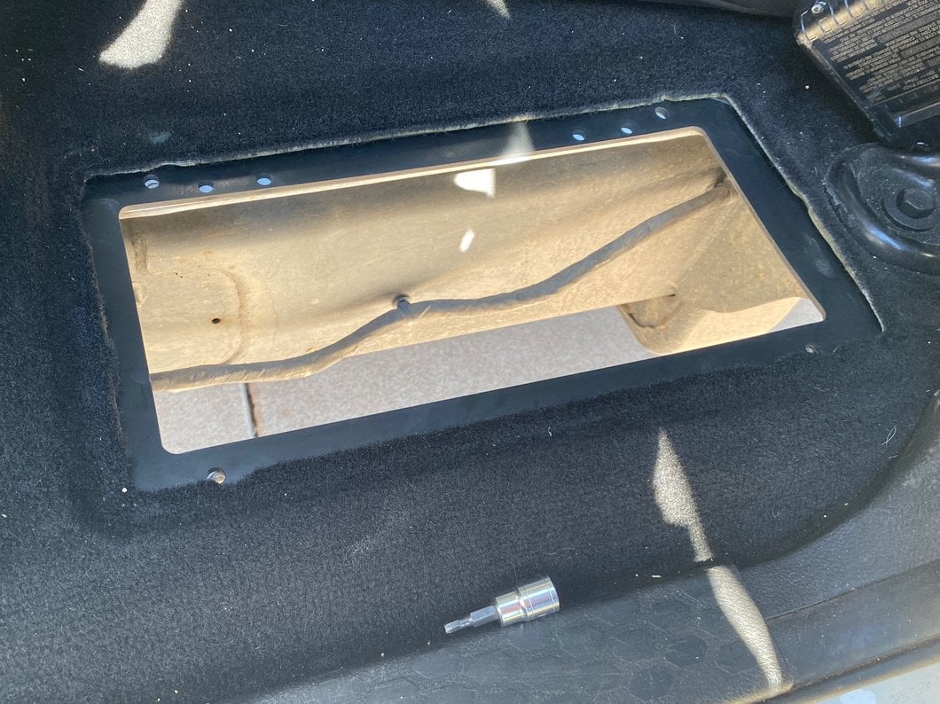 RedRock Locking Floor Storage Box (09-18 RAM 1500 Crew Cab)