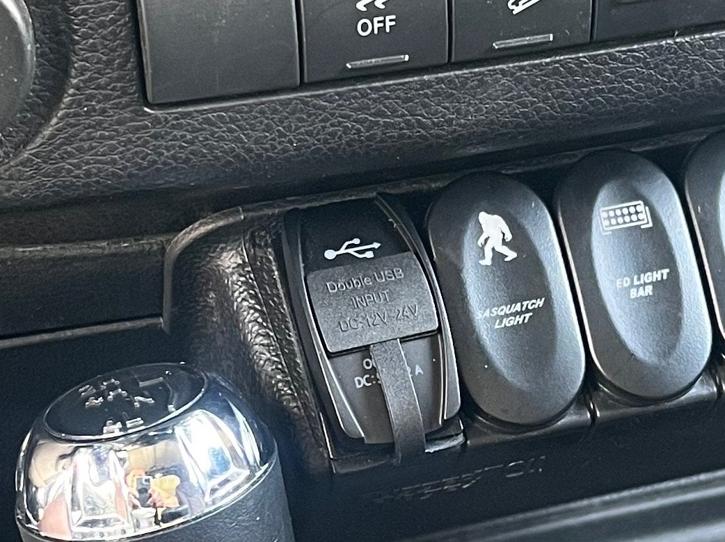 RedRock Dual USB 4.2 AMP Fast-Charger Rocker Switch (97-25 Jeep Wrangler TJ, JK & JL)