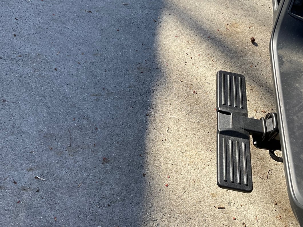 RedRock Cast Aluminum Receiver Hitch Step; Black (Universal; Some Adaptation May Be Required)