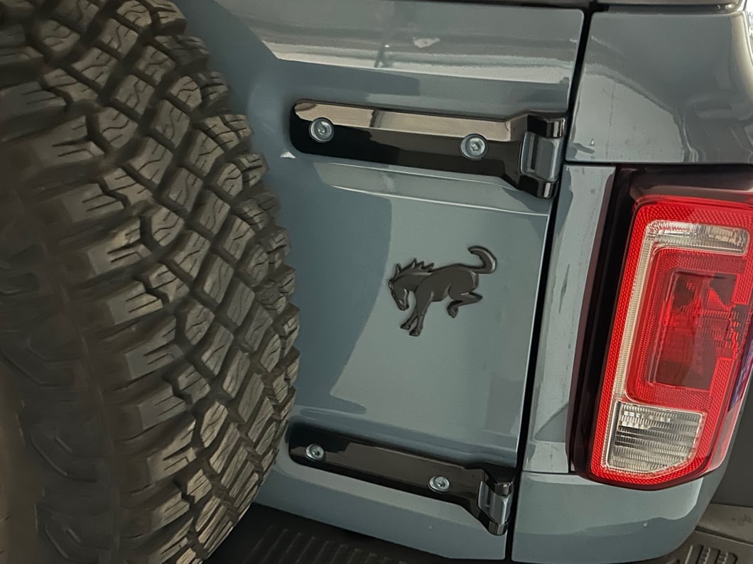 RedRock Tailgate Hinge Trim; Gloss Black (21-25 Bronco)