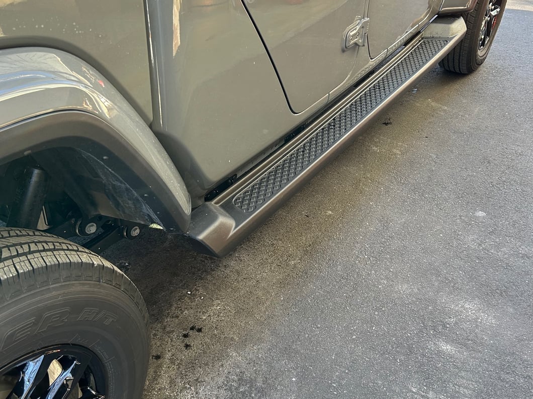 RedRock Molded ABS OE Style Side Step Bars (20-25 Jeep Gladiator JT)