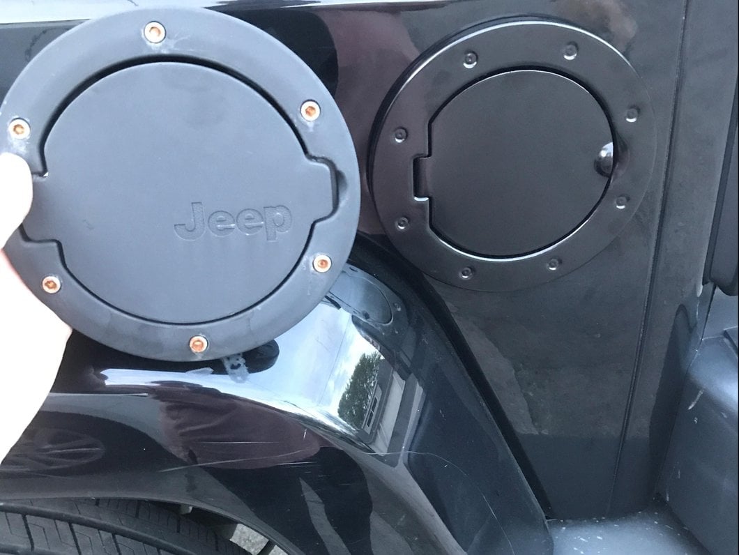 RedRock Non-Locking Fuel Door; Black (07-18 Jeep Wrangler JK)