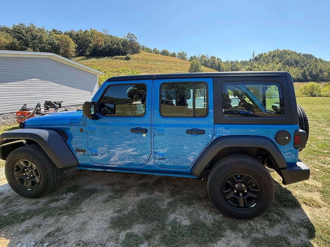 Jeep Licensed by RedRock Locking Aluminum Fuel Filler Door Cover (18-26 Jeep Wrangler JL)