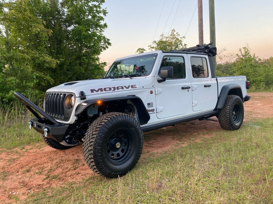 RedRock Stubby Winch Front Bumper with LED Lights and Stinger Bar (20-25 Jeep Gladiator JT)